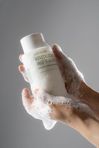 Ревіталізуючий шампунь-скраб Revitalizing Salt Scrub Shampoo CURLYSHYLL 300ml NC002986 фото