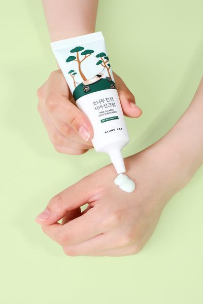 Сонцезахисний крем з екстрактом голок сосни ROUND LAB Pine Calming Cica Sunscreen, 40 мл NC003779 фото